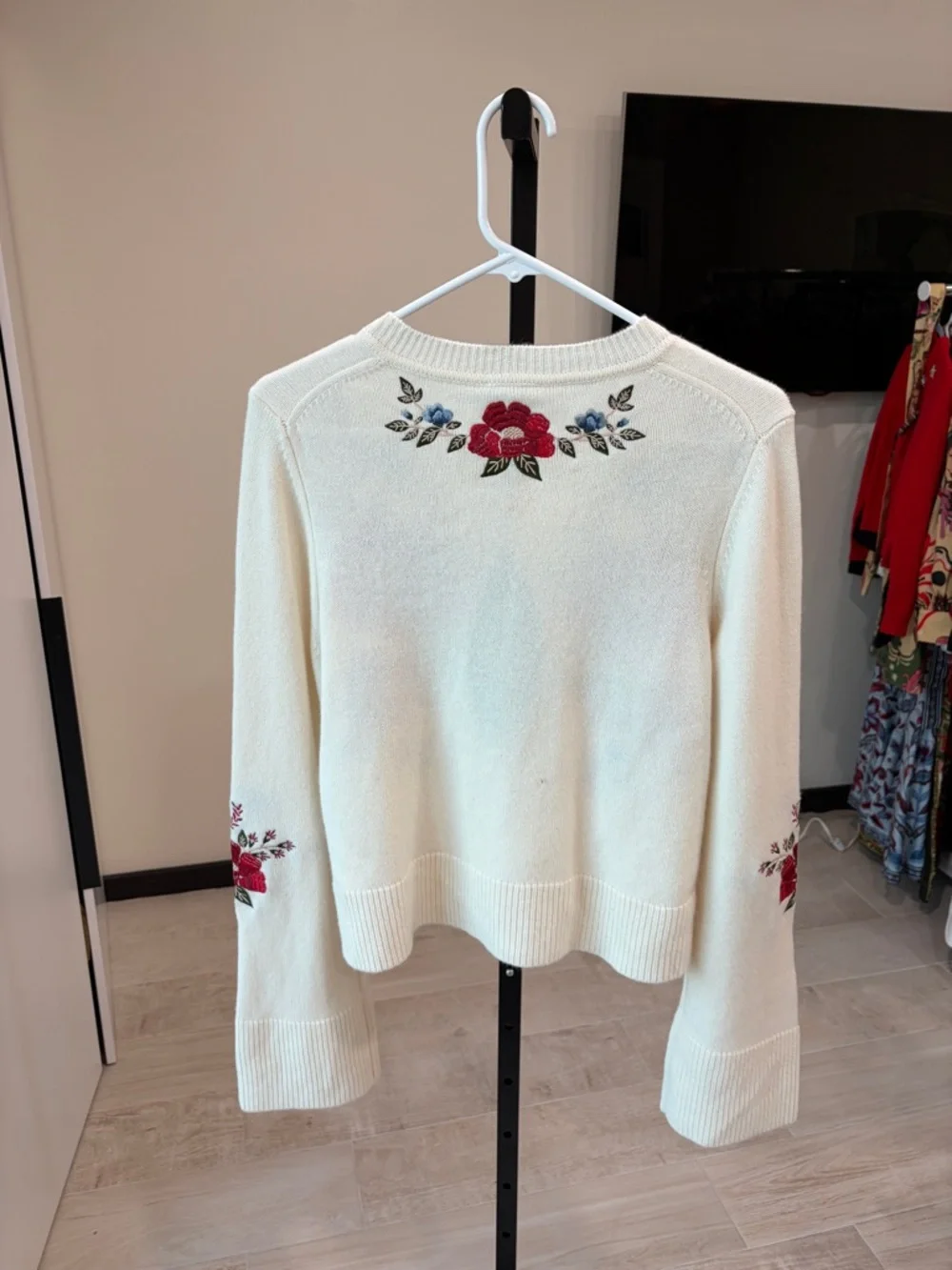 Farm Rio: Cream Embroidered Flowers
Buttoned Knit Cardigan - Picture 7 of 9